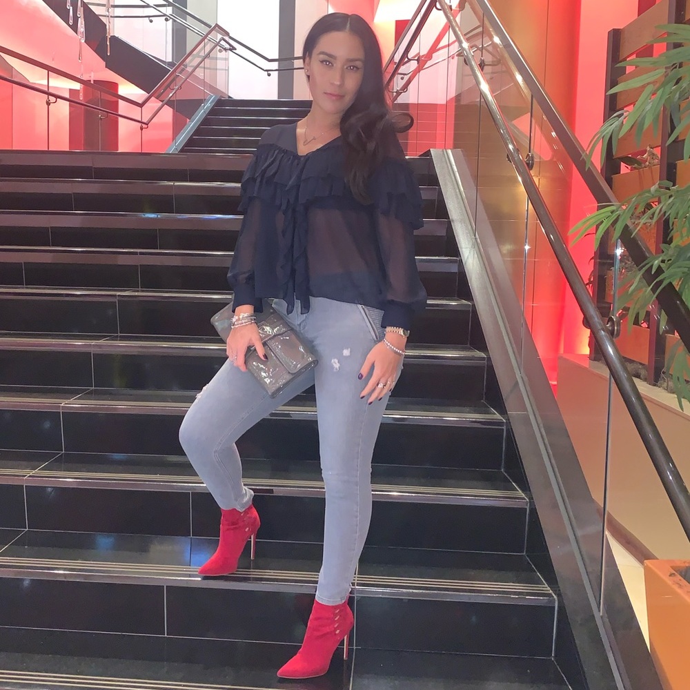 Meet your Posher Jennifer! 🚨💋😘😎💕✨